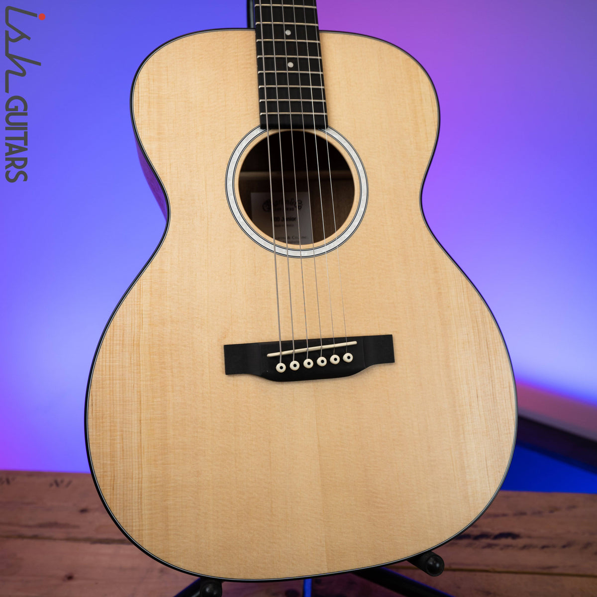 000Jr-10 Acoustic Guitar B887594